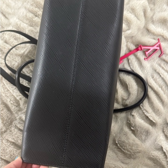 AUTHENTIC Louis Vuitton Black/Fuchsia Epi On The Go MM - Picture 4 of 16